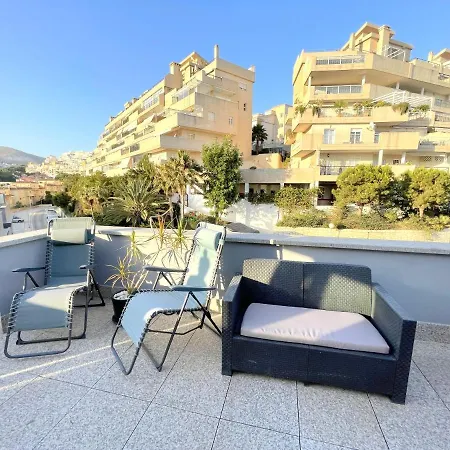 Brand New Modern 2 Bdrms Duplex Penthouse . Sea Views. 3 Min Walk To Beach! بينالماذينا