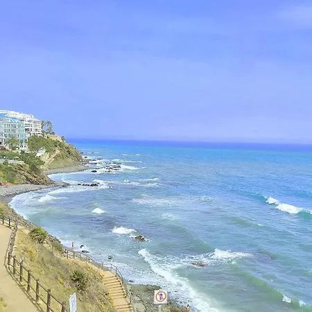 Apartment Brand New Modern 2 Bdrms Duplex Penthouse . Sea Views. 3 Min Walk To Beach! *