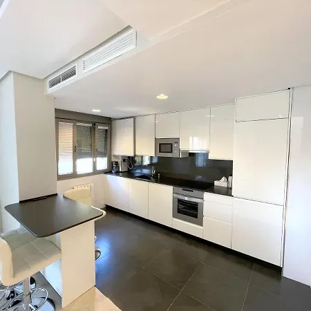 Apartment Brand New Modern 2 Bdrms Duplex Penthouse . Sea Views. 3 Min Walk To Beach!
