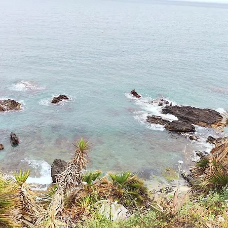 Apartment Brand New Modern 2 Bdrms Duplex Penthouse . Sea Views. 3 Min Walk To Beach! *